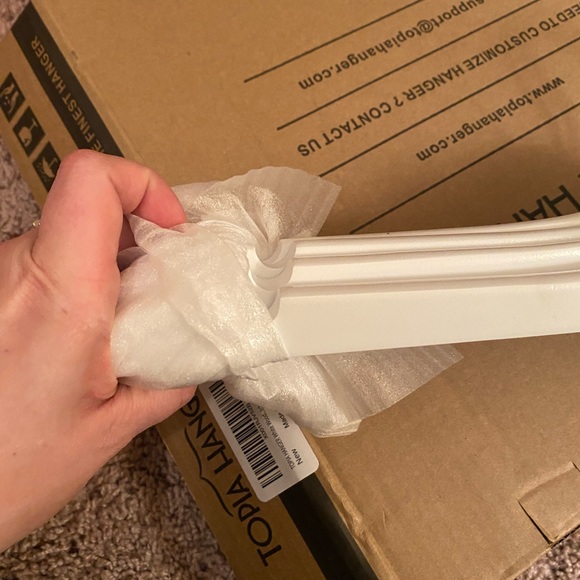 Set of 4- white hangers - Picture 5 of 5